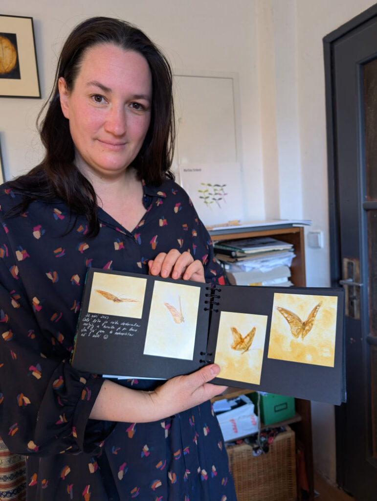 Martina Trchová drží ve svém ateliéru knihu Babi