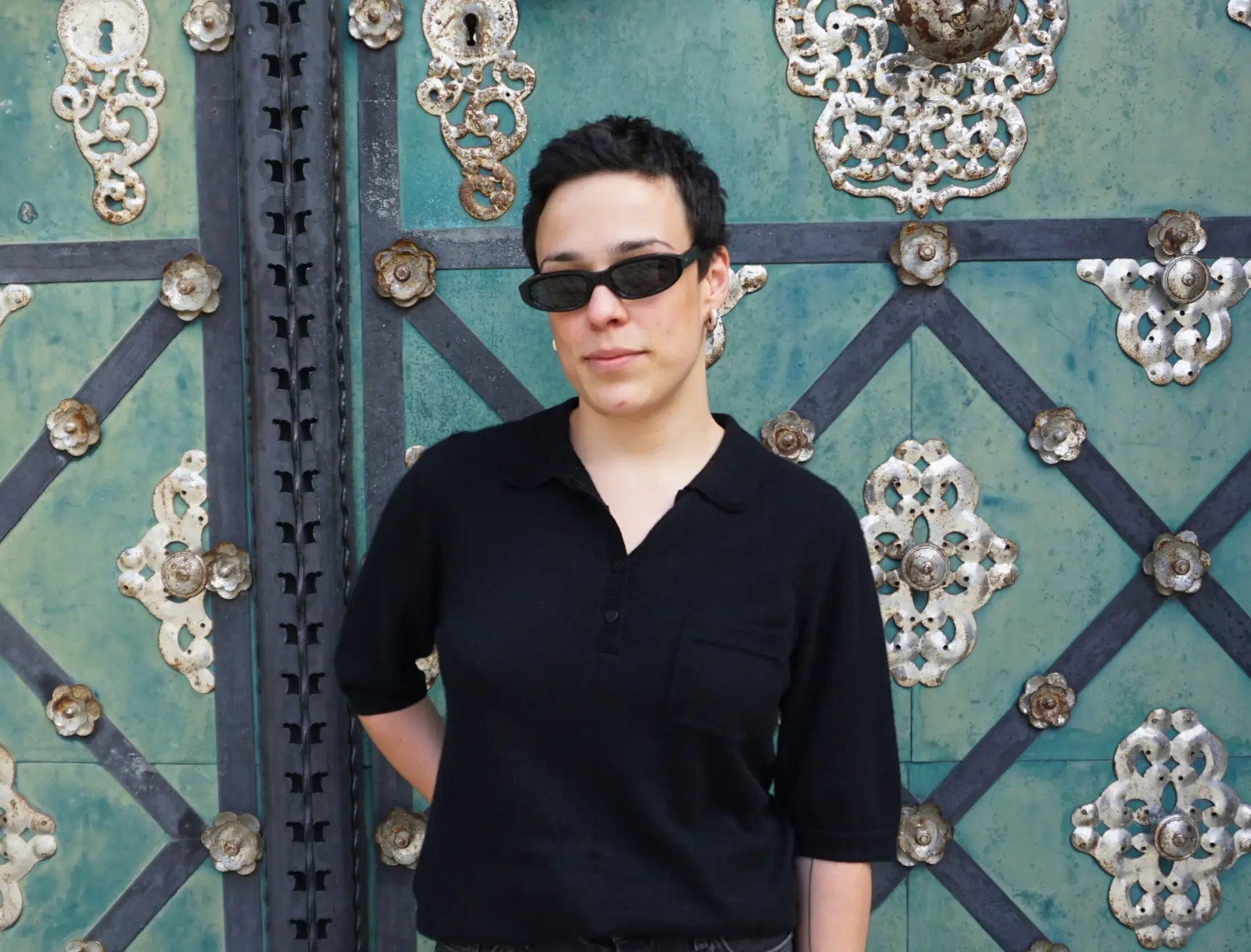 Spisovatelka Emma Kausc stojící u Dietrichsteinské hrobky v Mikulově