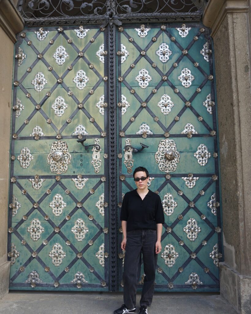 Spisovatelka Emma Kausc stojící u Dietrichsteinské hrobky v Mikulově