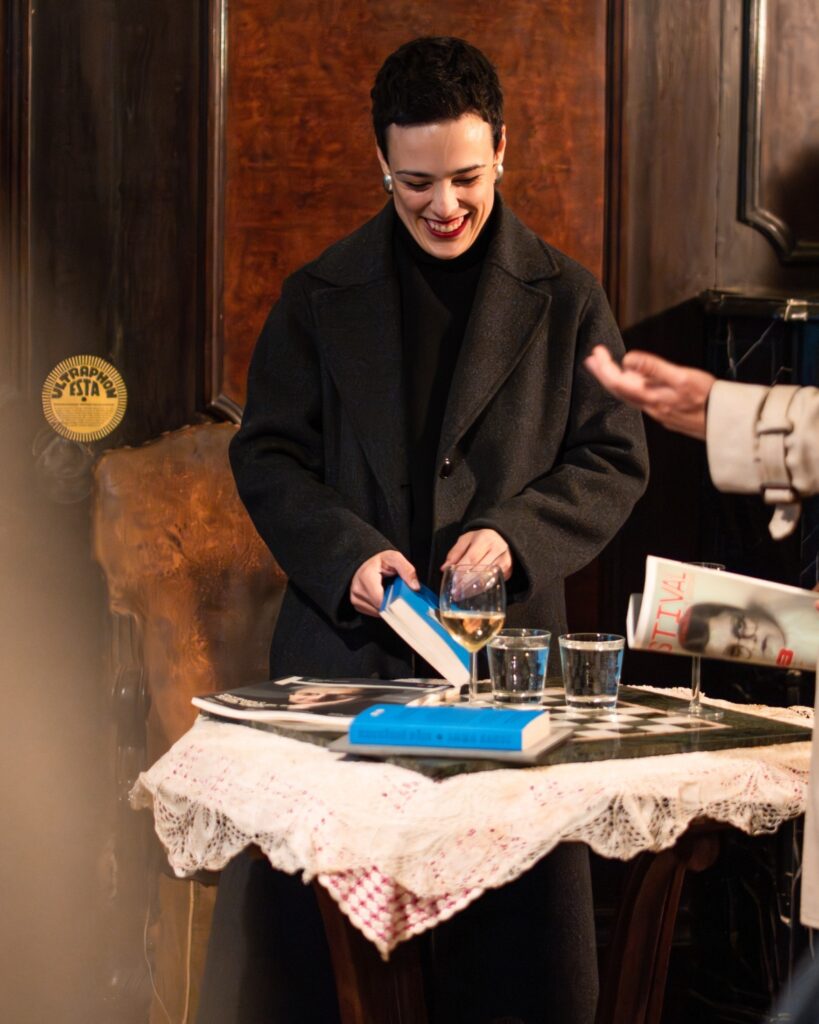 Spisovatelka Emma Kausc na literární besedě v Rezidenci Café Kaprál