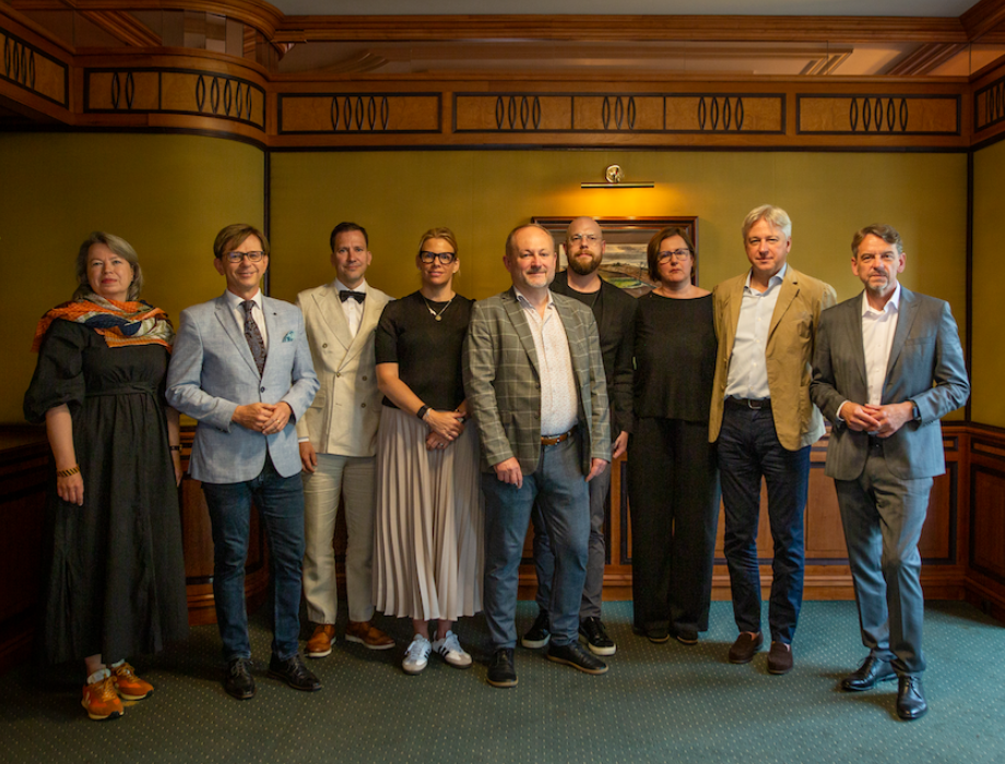 Na fotografii (zleva) Vladka Kupska (Sales Manager Frankfurter Buchmesse) Martin Krafl (ředitel, CzechLit) Jan Růžička (ředitel pro vnější vztahy PPF) Jana Tomas Sedláčková (členka správní rady Nadace PPF) Radovan Auer (ředitel, Svět knihy) Hugo Rosák (Head of Film Industry Office) Markéta Šantrochová (ředitelka Czech Film Center) Juergen Boos (ředitel Frankfurter Buchmesse) Prof. Tomáš Kubíček (ředitel, Moravská zemská knihovna v Brně)