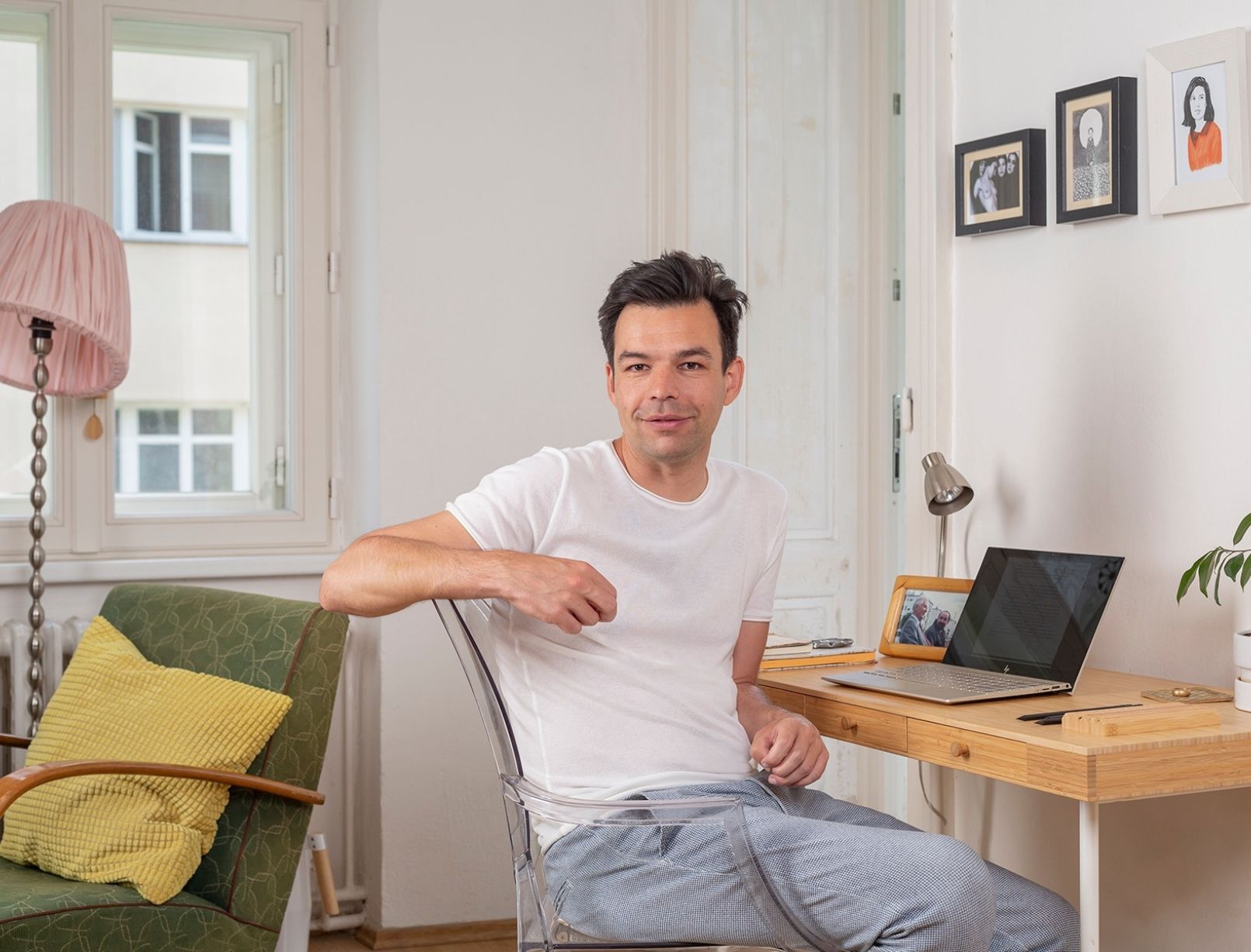 Jan Němec ve svém bytě