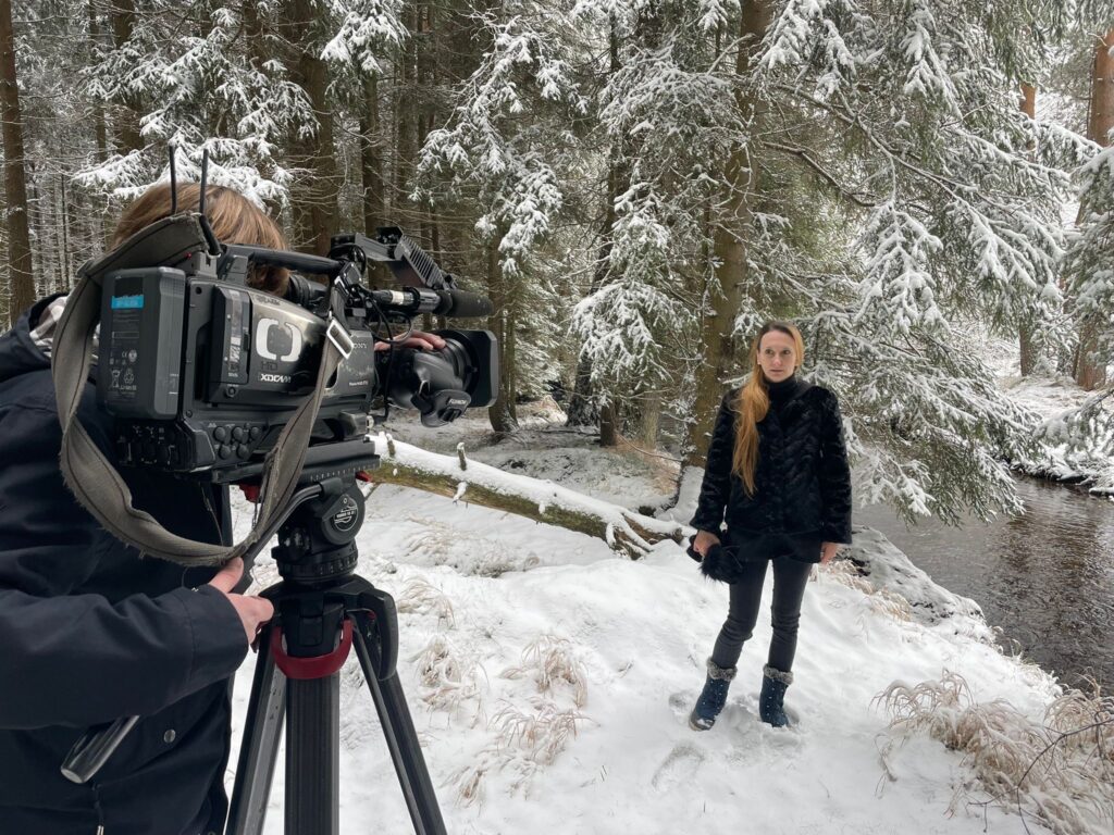 Spisovatelka Petra Klabouchová při natáčení České televize na Šumavě