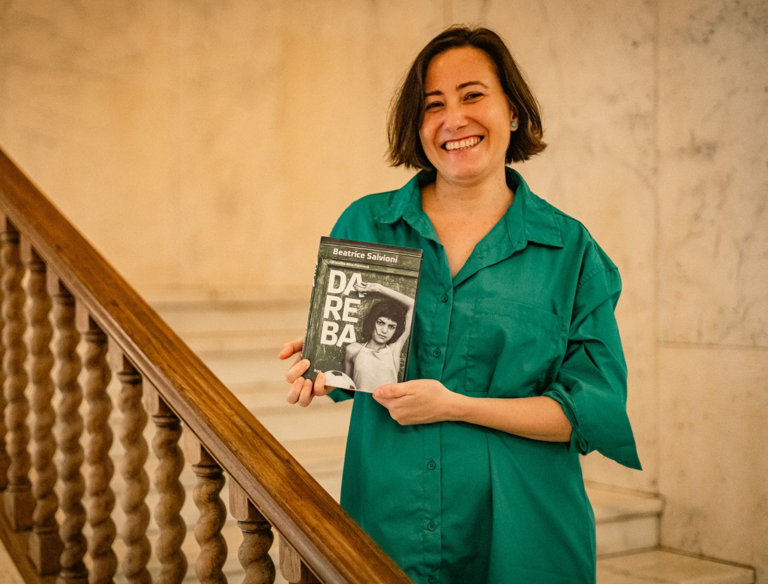 Literární agentka Veronika Chaloupková drží knihu Dareba od Beatrice Salvioni