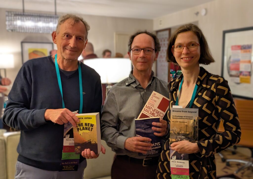 Ze slavnostního křtu románu Martina Vopěnky The New Planet v oficiální české suite. Zleva autor, kmotr knihy Carleton Bulkin a Julie Nováková