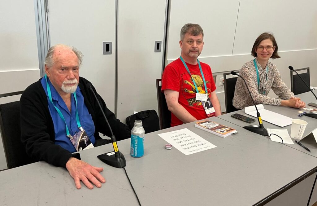 Panelová diskuse o česko-americkém autorovi Milesi J. Breuerovi, průkopníkovi science fiction v meziválečném období. Zleva spisovatel oceněný titulem velmistra science fiction Robert Silverberg, publicista a znalec žánrových dějin Jan Vaněk jr. a spisovatelka Julie Nováková, která diskusi moderovala