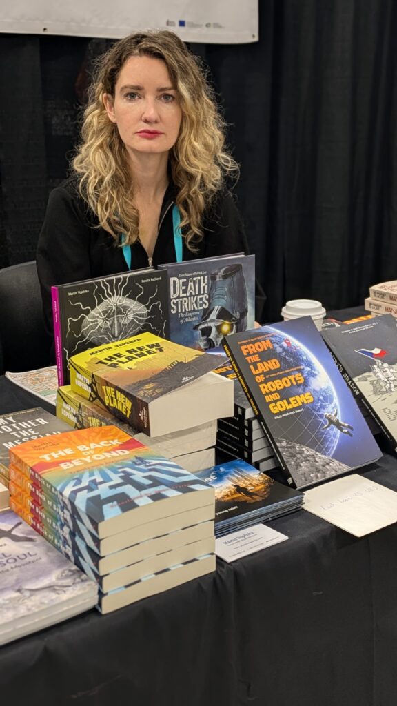 Vedoucí kulturní prezentace na Generálním konzulátu ČR v Los Angeles, Aneta Campbell, u stánku s českou literaturou